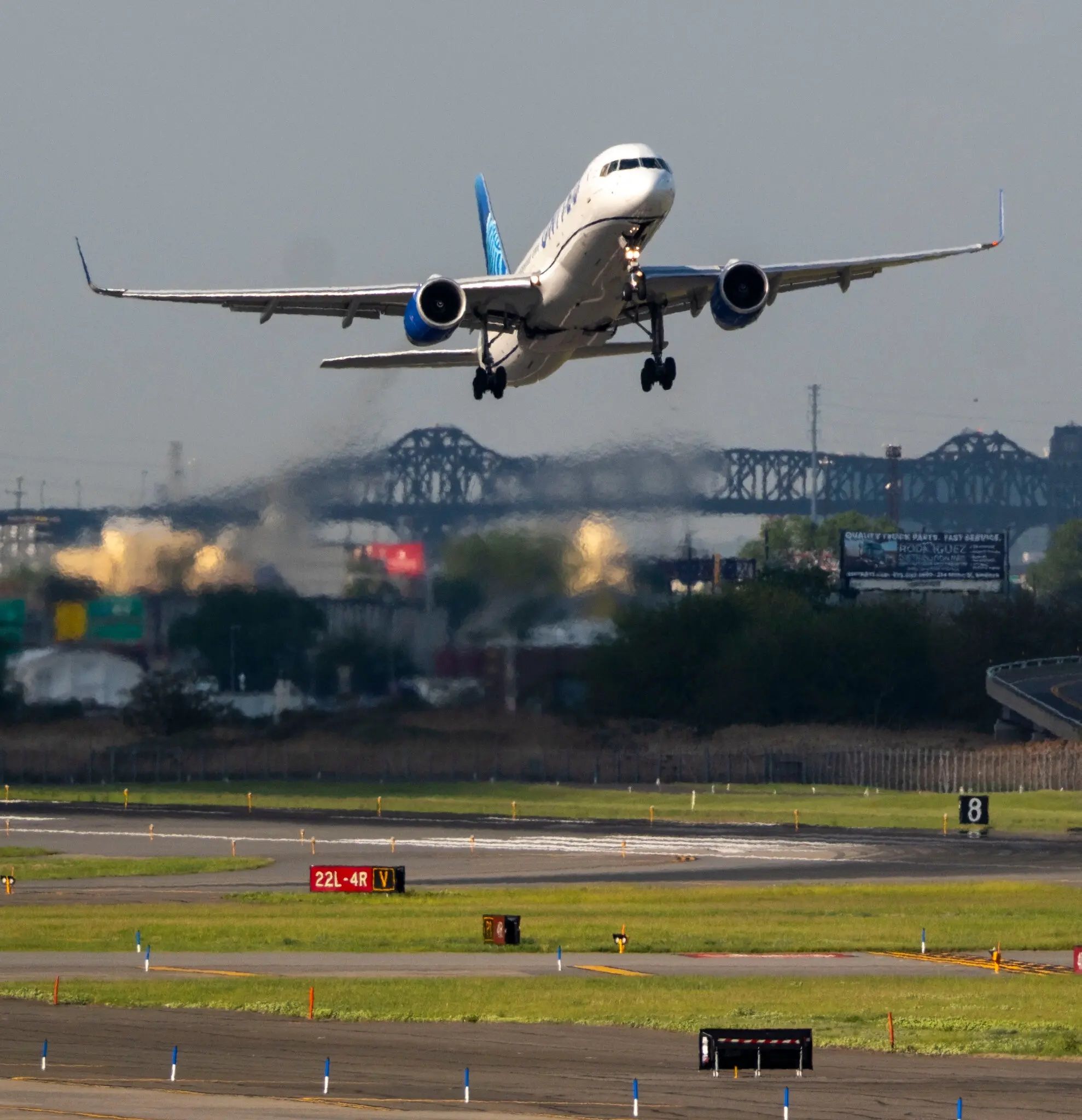 02trav-newark-delays-01-kbgw-superJumbo copy.jpg