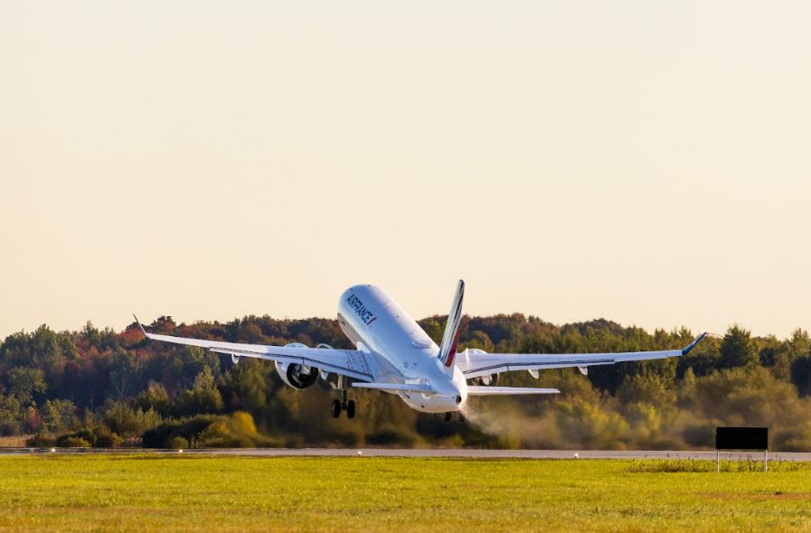 GOOD-airbus_and_air_france_complete_inaugural_saf_a220_ferry_flight.jpg