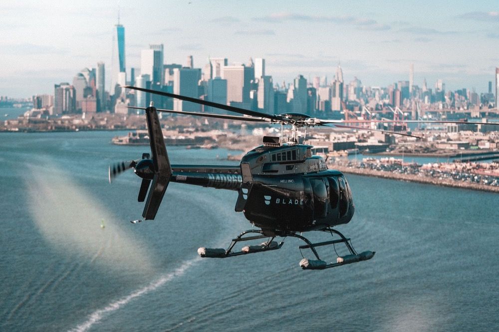 heli-flying-9c15c5f650a358211d95e04ba0c8a09c7f80c5799282fdfbc564c6a352394d22.jpg